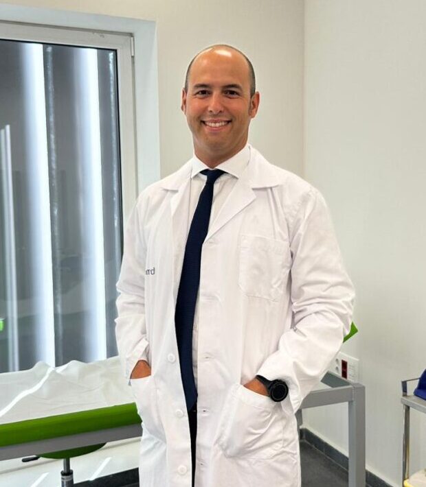 Dr. Francisco Arteaga en consulta