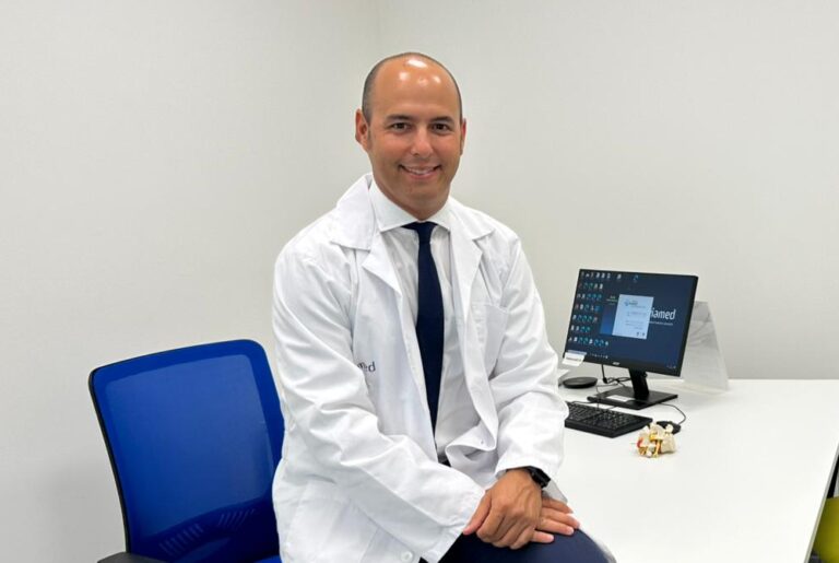 Dr. Francisco Arteaga durante una valoración médica